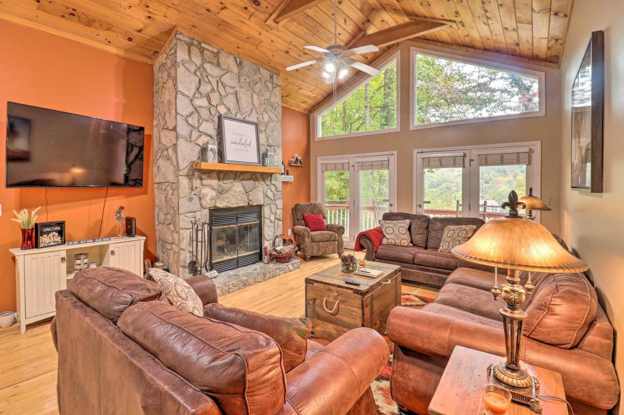 Rustic Red Cabin With Deck In Maggie Valley Club! Exterior photo
